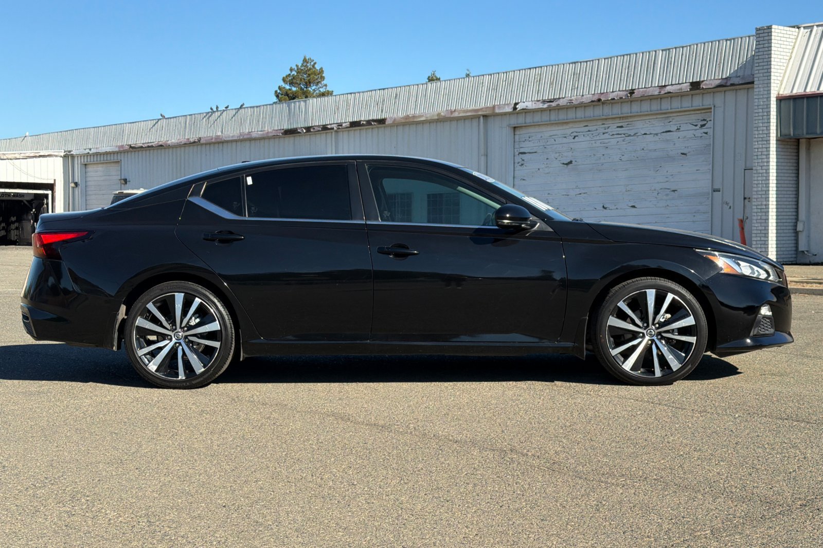 Used 2021 Nissan Altima 2.5 SR w/ SR Premium Package FWD image 3