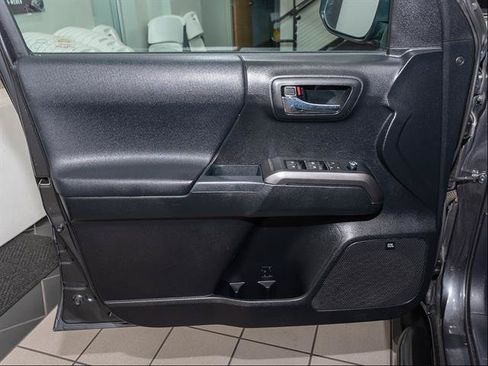 Used 2017 Toyota Tacoma TRD Sport AWD/4WD image 9