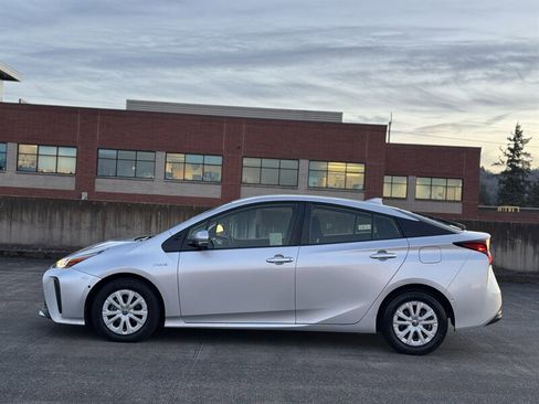 Used 2019 Toyota Prius LE image 2
