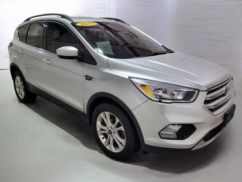Used 2018 Ford Escape SE w/ Ford Safe & Smart Package image 2