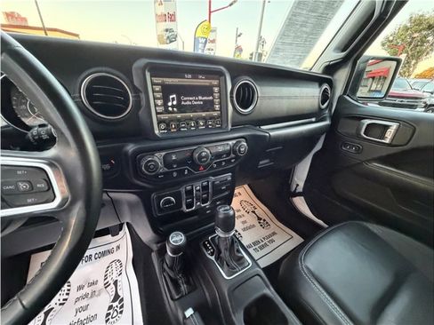 Used 2018 Jeep Wrangler Unlimited Sahara image 34