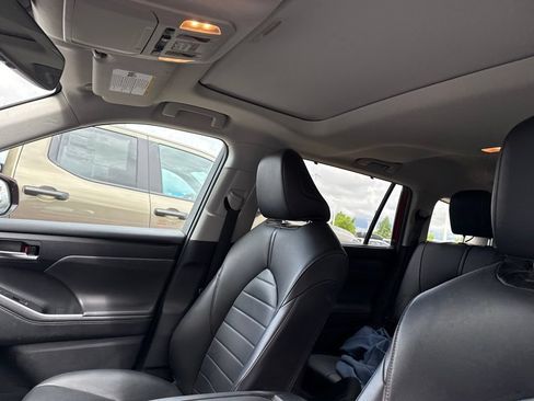 Used 2020 Toyota Highlander XLE AWD/4WD image 13