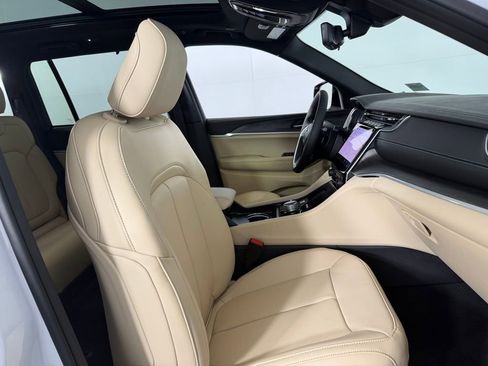 Used 2025 Jeep Grand Cherokee Limited w/ Luxury Tech Group II image 33