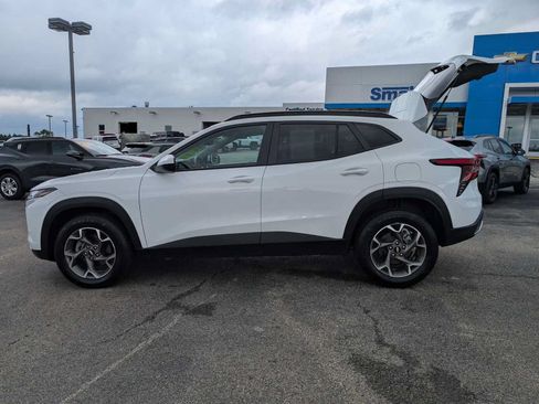 Used 2024 Chevrolet Trax LT w/ Sunroof Package FWD image 12