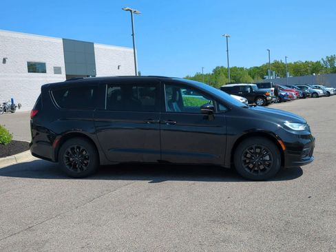 Used 2021 Chrysler Pacifica Touring-L w/ Uconnect Theater Family Group AWD/4WD image 9