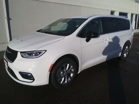 New 2026 Chrysler Pacifica Select image 2