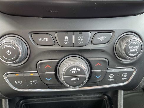 Used 2021 Jeep Cherokee Latitude Lux w/ Comfort/Convenience Group AWD/4WD image 16