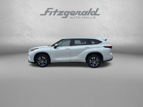 Used 2022 Toyota Highlander XLE AWD/4WD image 5