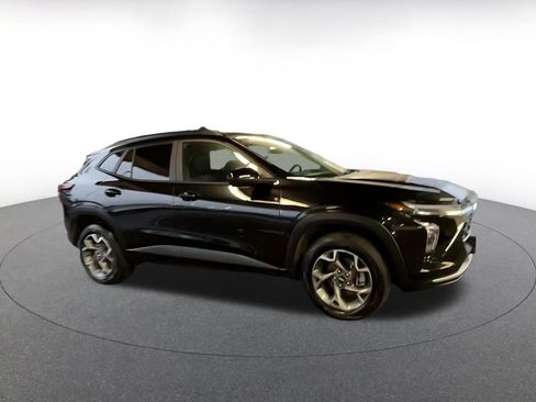 Used 2025 Chevrolet Trax LT image 2