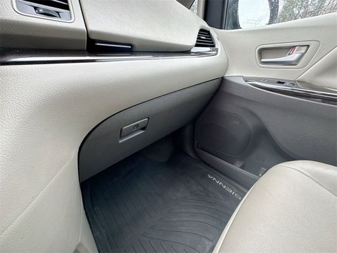 Used 2020 Toyota Sienna XLE image 36