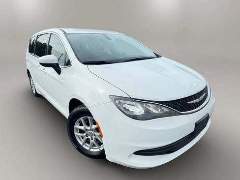 Used 2017 Chrysler Pacifica Touring FWD image 2