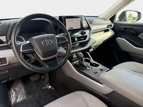 Used 2023 Toyota Highlander LE FWD image 13