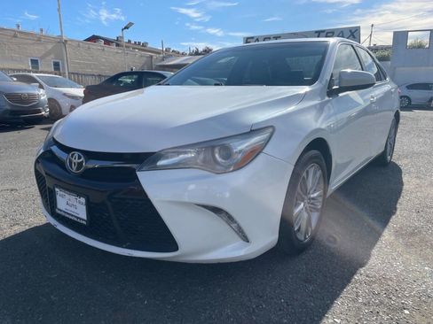 Used 2015 Toyota Camry SE image 2