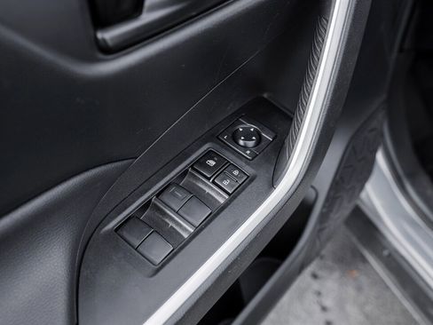 Used 2021 Toyota RAV4 LE image 15