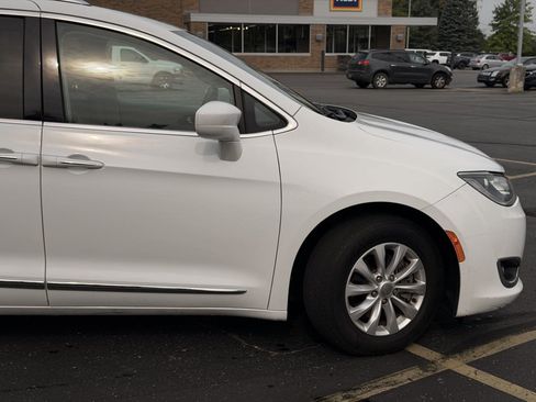 Used 2019 Chrysler Pacifica Touring-L FWD image 4