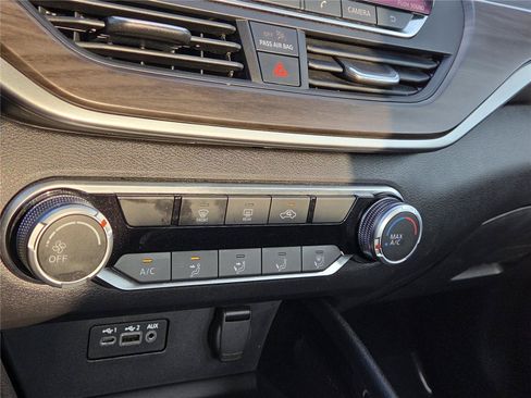 Used 2024 Nissan Altima 2.5 SV FWD image 9