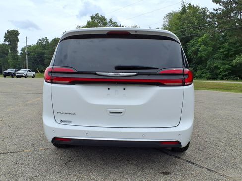 Used 2024 Chrysler Pacifica Touring-L FWD image 14