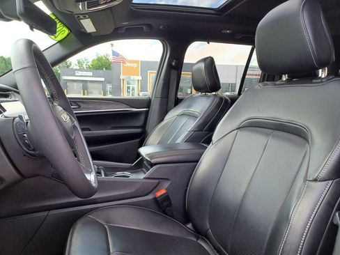 Used 2024 Jeep Grand Cherokee Limited w/ Luxury Tech Group II AWD/4WD image 8