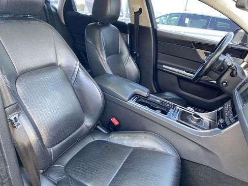 Used 2018 Jaguar XF Prestige image 22