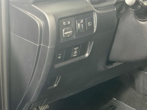 Used 2020 Toyota 4Runner SR5 AWD/4WD image 10