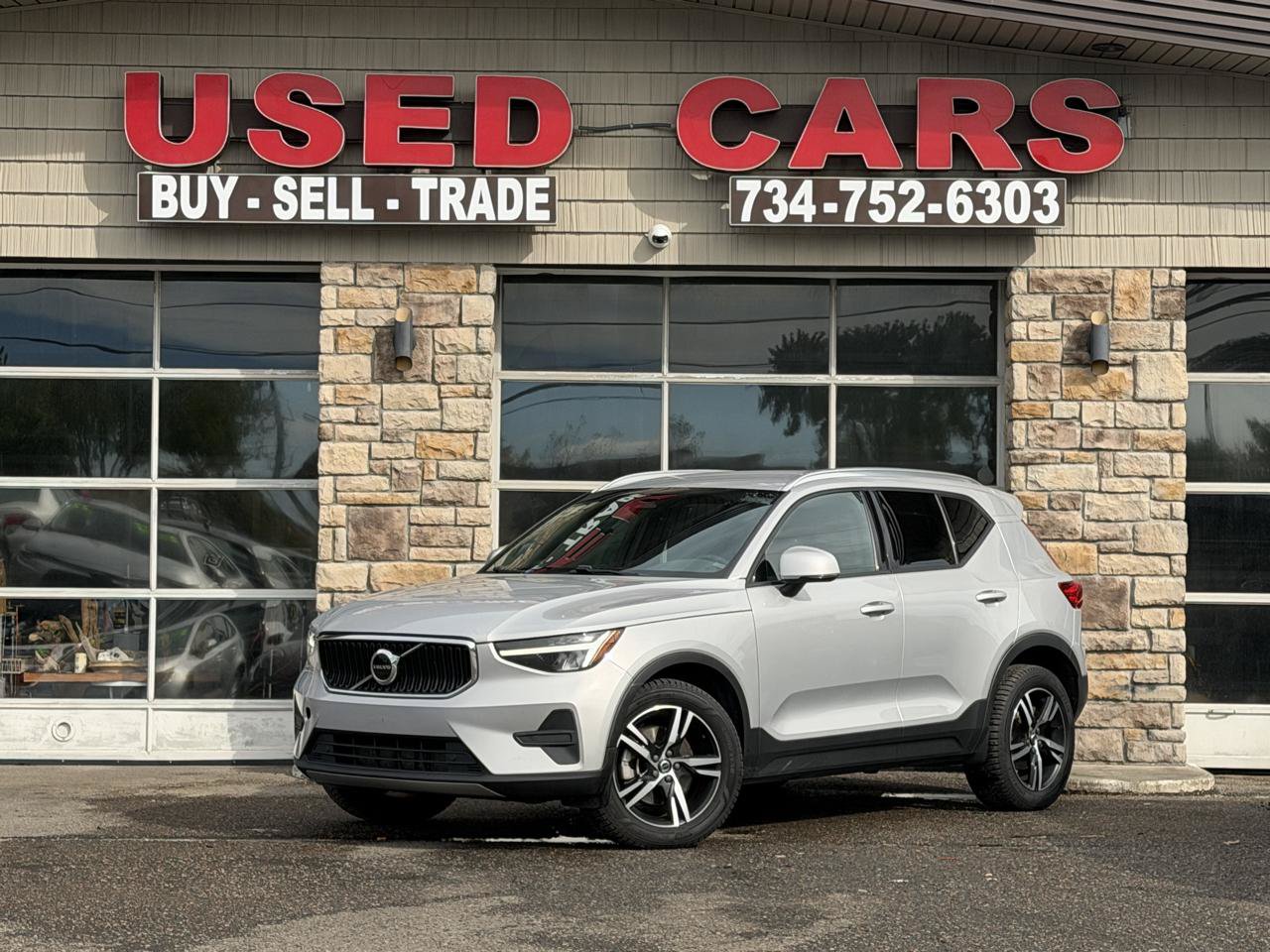Used 2023 Volvo XC40 B5 Core AWD/4WD image 1