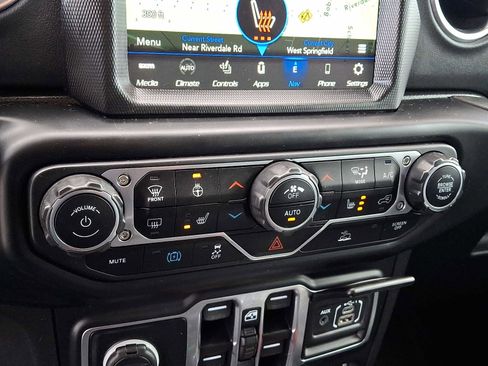 Used 2022 Jeep Wrangler Unlimited Sahara w/ Cold Weather Group AWD/4WD image 16