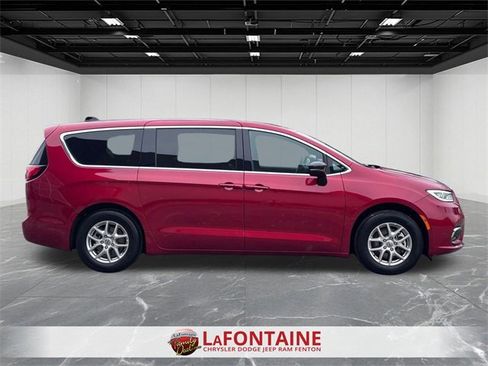 Used 2025 Chrysler Pacifica Select image 6