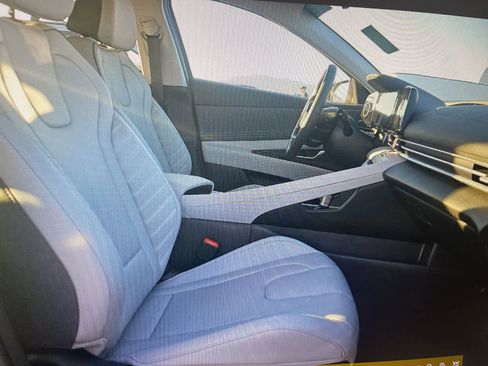Used 2025 Hyundai Elantra Limited FWD image 11