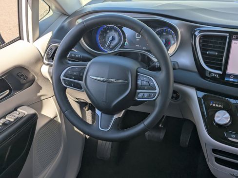 Used 2024 Chrysler Pacifica Touring-L image 13