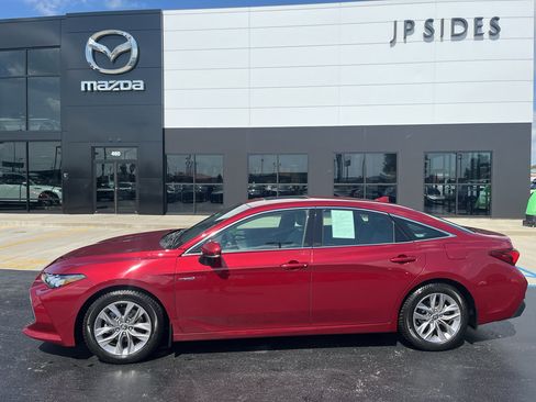 Used 2020 Toyota Avalon XLE w/ Moonroof Package FWD image 2