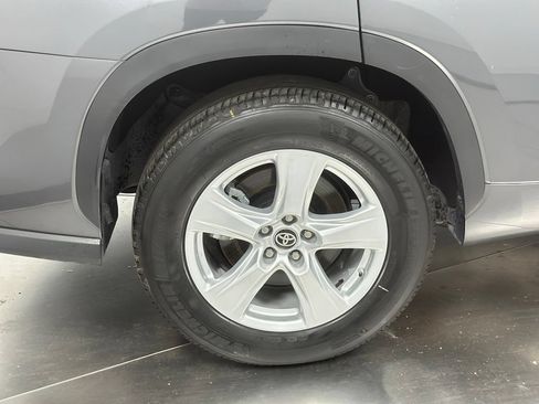Used 2025 Toyota Highlander LE FWD image 23