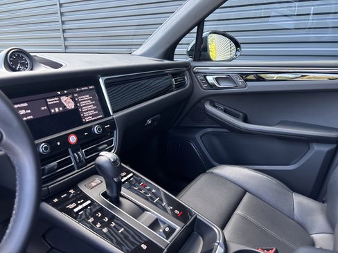Certified 2025 Porsche Macan image 16