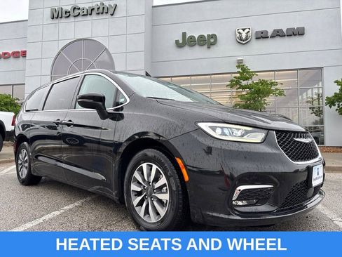 Used 2023 Chrysler Pacifica Touring-L FWD image 1