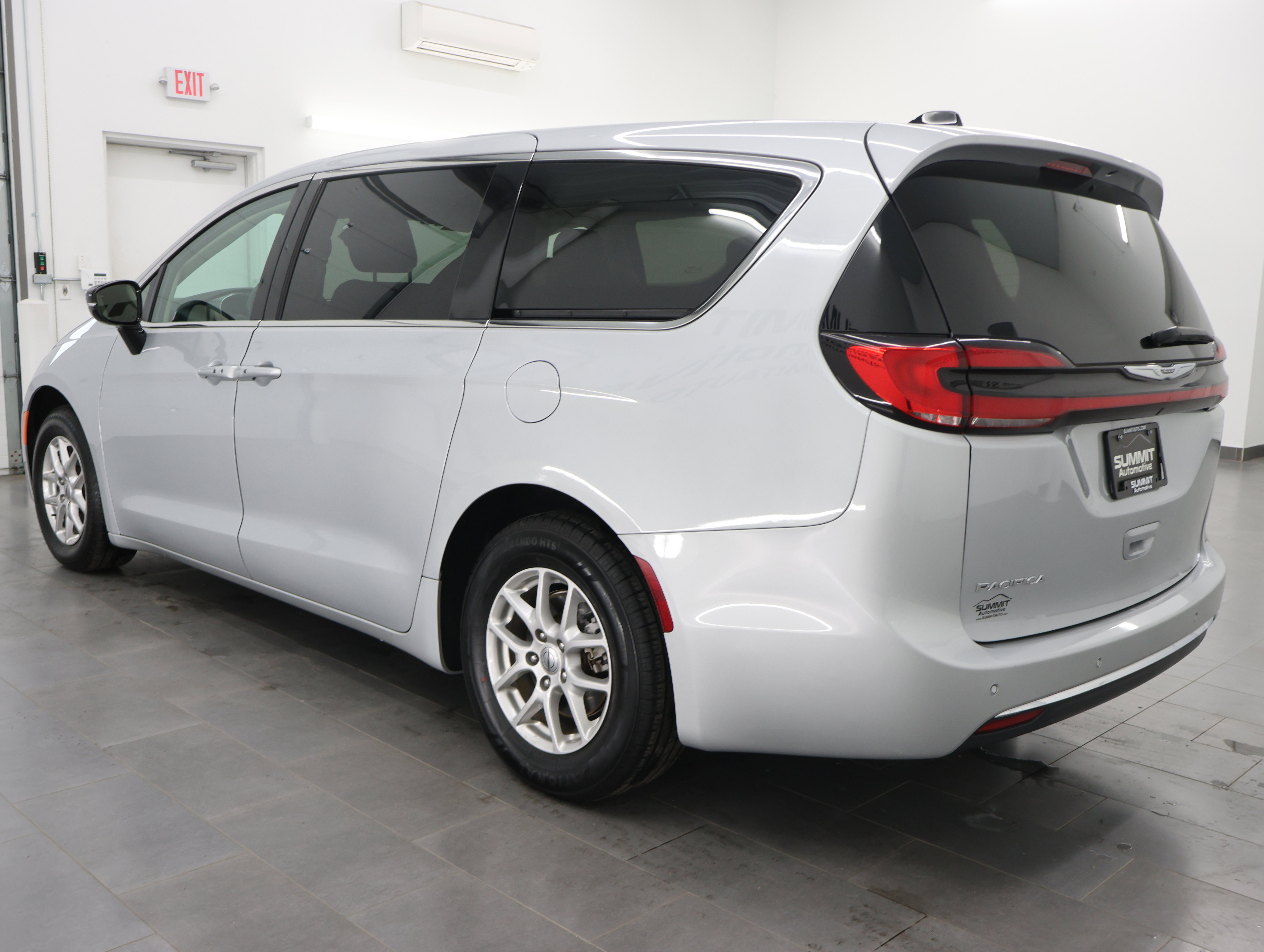 Used 2024 Chrysler Pacifica Touring-L FWD image 6