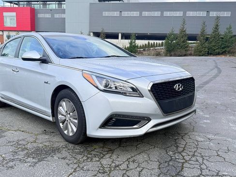 Used 2017 Hyundai Sonata SE image 2