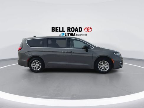 Used 2025 Chrysler Pacifica Select FWD image 10