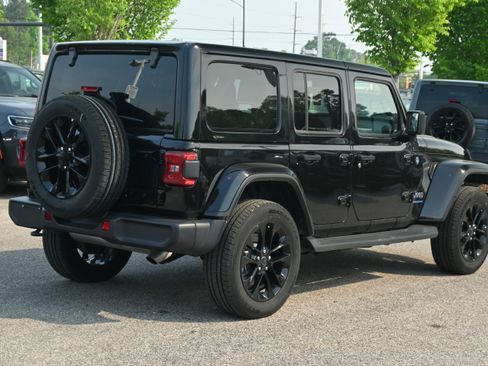 Used 2025 Jeep Wrangler Sahara image 15