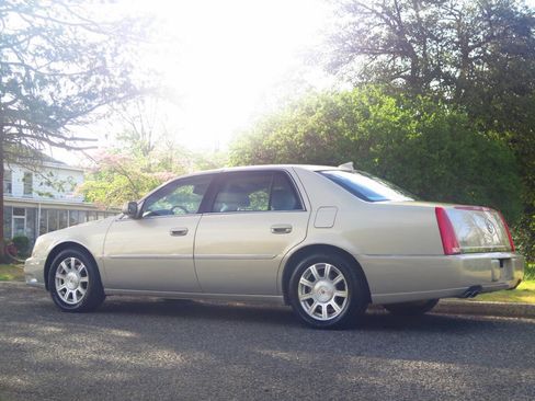 Used 2009 Cadillac DTS w/ Trunk Convenience Package FWD image 3