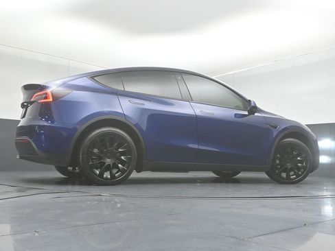 Used 2022 Tesla Model Y Long Range image 34