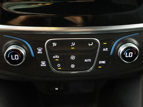 Used 2023 Chevrolet Traverse LT FWD image 50