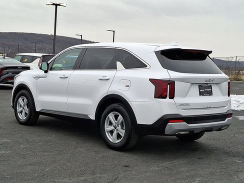 Certified 2025 Kia Sorento LX image 4