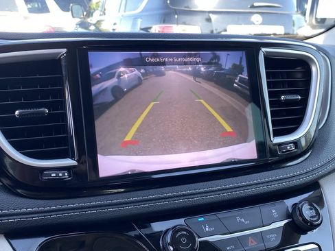 Used 2023 Chrysler Pacifica Touring-L FWD image 31