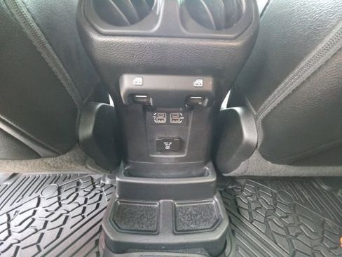 Used 2019 Jeep Wrangler Unlimited Sahara w/ Dual Top Group AWD/4WD image 25