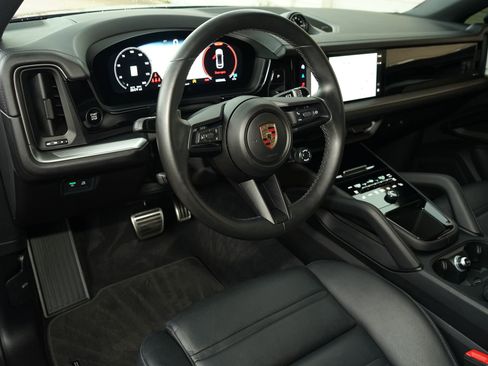 Used 2024 Porsche Cayenne S image 8