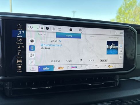 Used 2025 Jeep Gladiator Mojave AWD/4WD image 16