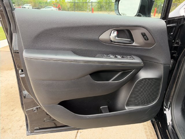 Used 2025 Chrysler Pacifica Select FWD image 12