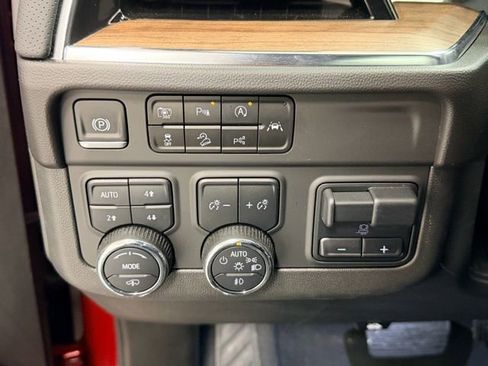 Certified 2025 Chevrolet Suburban High Country image 18