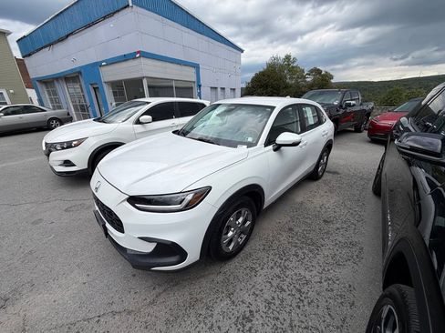 Used 2024 Honda HR-V LX image 2