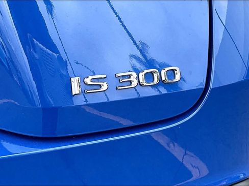 Used 2022 Lexus IS 300 RWD image 11