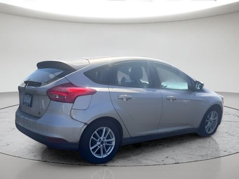 Used 2018 Ford Focus SE w/ Cold Weather Package FWD image 3